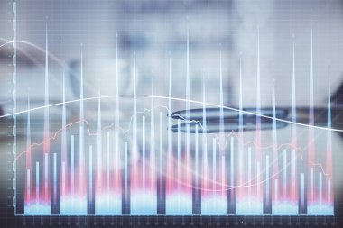 Ofisteki kahve fincanının arka planında iki kat fotograf var. Finansal analiz ve başarı kavramı.