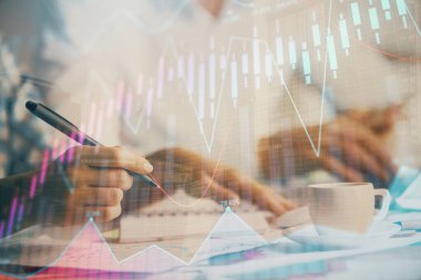 Ön x grafiğinin arka plan notları alan insanların üzerini çizerken çift pozlama. Mali analiz kavramı