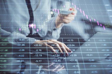 İşkadını ellerinin bilgisayar ve finansal grafik hologramı çizimlerinde çifte pozlama. Borsa analizi kavramı.