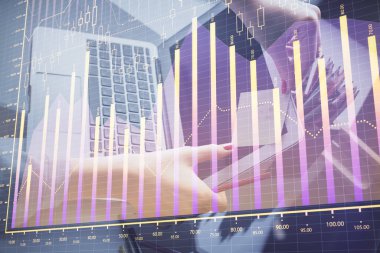 İşkadını ellerinin bilgisayar ve finansal grafik hologramı çizimlerinde çifte pozlama. Borsa analizi kavramı.