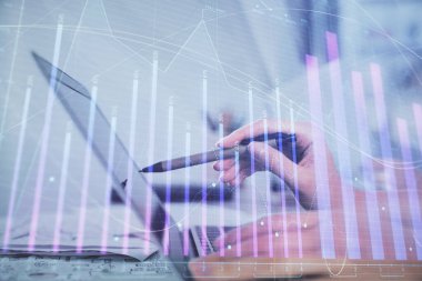 Bilgisayarda ve finansal grafik hologramında yazı yazan kadın ellerine çoklu maruz kalma. Borsa analizi kavramı.