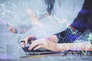 Bilgisayarda ve finansal grafik hologramında yazı yazan kadın ellerine çoklu maruz kalma. Borsa analizi kavramı.
