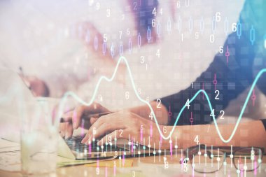 Bilgisayarda ve finansal grafik hologramında yazı yazan kadın ellerine çoklu maruz kalma. Borsa analizi kavramı.