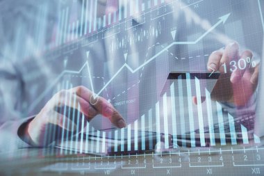 Ellerinde kredi kartı ve forex çizimi olan bir adamın çift pozu. İnternet E-ticaret kavramında hisse senedi ve dijital fintech.