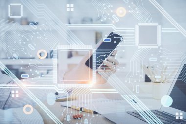 Bir adamın elini tutarken ve dijital bir cihaz ve veri temalı hologram çizimi kullanırken çift pozlama. Teknoloji konsepti.