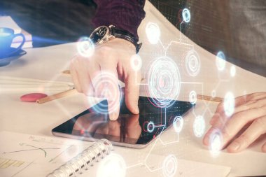 Bir adamın elini tutarken ve dijital bir cihaz ve veri temalı çizim kullanırken çift pozlama. Teknoloji konsepti.