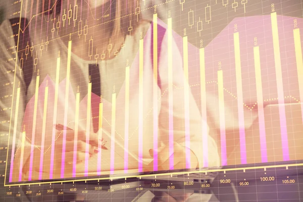 Dvojité Vystavení Rukou Obchodnice Psaní Počítači Finanční Graf Hologram Kreslení — Stock fotografie