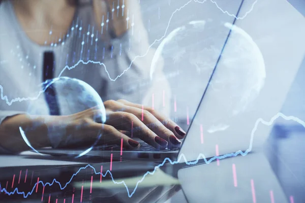 コンピュータと金融グラフのホログラム図面に入力する女性の手の二重露出 株式市場分析の概念 — ストック写真