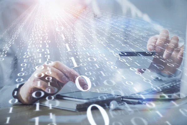 Elinde kredi kartı ve veri teması çizimi olan bir adamın ellerine iki kez maruz kalmış. E-ticaret ve teknoloji kavramı.