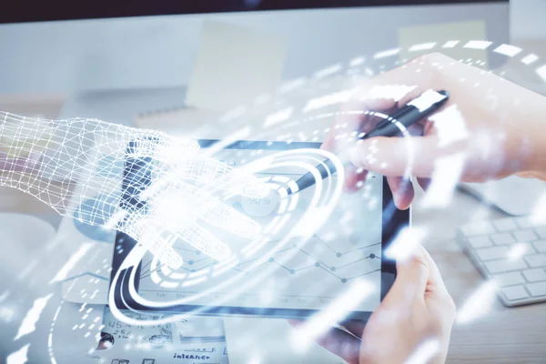 Dijital bir cihaz ve veri temalı çizim kullanan bir adamın el ele tutuşması. Yenilik kavramı.