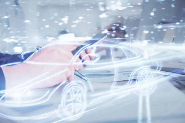 Подвійна Експозиція Рук Людини Тримає Використовує Цифровий Пристрій Автомобільний Голограмний — стокове фото