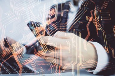 Dijital bir cihaz ve teknoloji temalı hologram çizimi kullanarak insanın elini tutarken çift pozlama. Teknoloji konsepti.