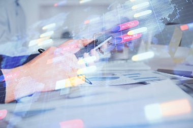 Dijital bir cihaz ve veri temalı çizim kullanan bir adamın el ele tutuşması. Yenilik kavramı.