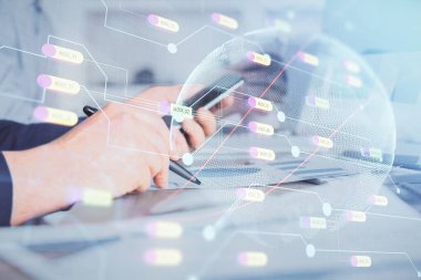 Dijital bir cihaz ve harita kullanarak insanın elini tutarken birden fazla pozlama. Uluslararası iş kavramı.