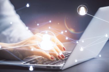 Kadın elinin bilgisayar ve sosyal ağ temalı hologram çizimlerinde çifte pozlama. Halk medyası kavramı.