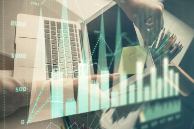 İşkadını ellerinin bilgisayar ve finansal grafik hologramı çizimlerinde çifte pozlama. Borsa analizi kavramı.