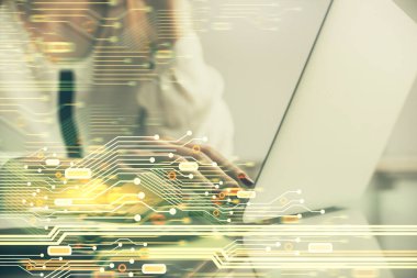 Bilgisayar ve veri temalı hologram çizimleri üzerinde çalışan kadın ellerine çok fazla maruz kalma. Teknoloji kavramı.