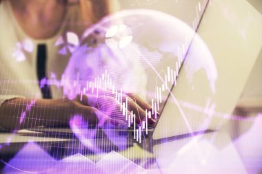 Bilgisayarda ve finansal grafik hologramında yazı yazan kadın ellerine çoklu maruz kalma. Borsa analizi kavramı.