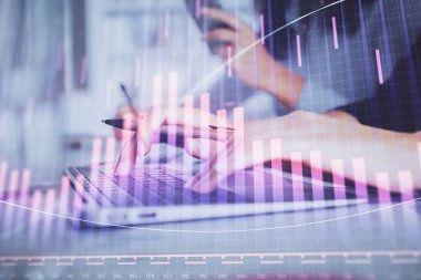 Bilgisayarda ve finansal grafik hologramında yazı yazan kadın ellerine çoklu maruz kalma. Borsa analizi kavramı.