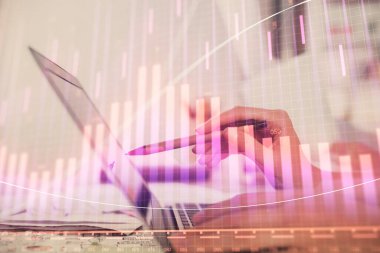 Bilgisayarda ve finansal grafik hologramında yazı yazan kadın ellerine çoklu maruz kalma. Borsa analizi kavramı.