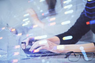 Bilgisayar ve veri temalı hologram çizimleri üzerinde çalışan kadın ellerine çok fazla maruz kalma. Teknoloji kavramı.