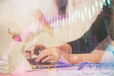 Bilgisayarda ve finansal grafik hologramında yazı yazan kadın ellerine çoklu maruz kalma. Borsa analizi kavramı.