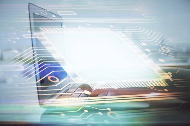 Bilgisayar ve veri temalı hologram çizimlerinde çalışan kadın elleri çift pozlama. Teknoloji kavramı.