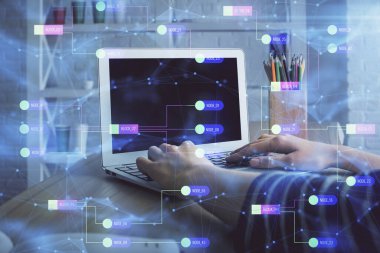 Bilgisayar ve veri temalı hologram çizimlerinde çalışan kadın elleri çift pozlama. Teknoloji kavramı.