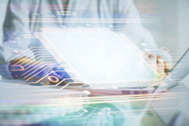 Bilgisayar ve veri temalı hologram çizimlerinde çalışan kadın elleri çift pozlama. Teknoloji kavramı.