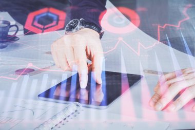Bir adamın elini tutarken ve dijital bir cihaz ve ön grafik çizimi kullanırken çift pozlama. Finansal piyasa kavramı.