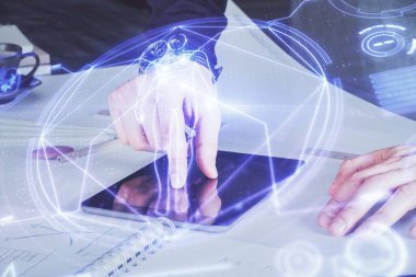 Bir adamın elini tutarken ve telefon ve eğitim teması kullanırken çift pozlama.