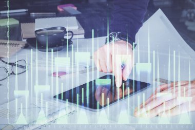 Bir adamın elini tutarken ve dijital bir cihaz ve ön grafik çizimi kullanırken çift pozlama. Finansal piyasa kavramı.