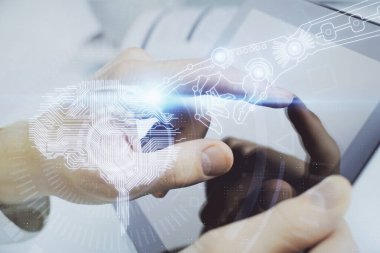 Bir adamın elini tutarken ve dijital bir cihaz ve beyin hologramı çizerken çift pozlama. Veri kavramı.
