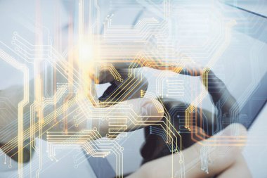 Dijital bir cihaz ve harita kullanarak insanın elini tutarken birden fazla pozlama. Uluslararası iş kavramı.