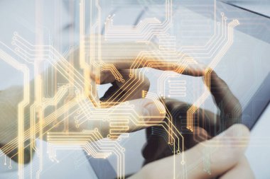 Dijital bir cihaz ve teknoloji temalı hologram çizimi kullanarak insanın elini tutarken çift pozlama. Teknoloji konsepti.