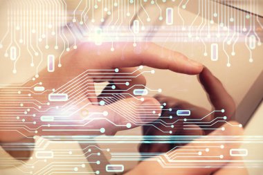 Dijital bir cihaz ve veri temalı çizim kullanan bir adamın el ele tutuşması. Yenilik kavramı.