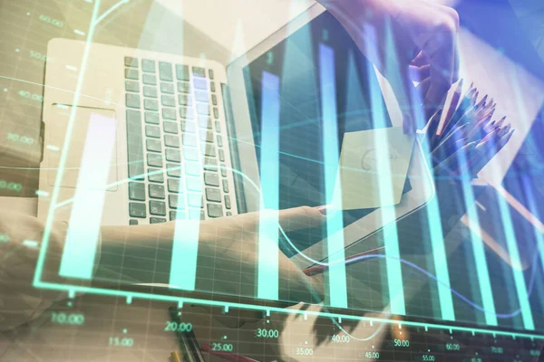 コンピュータと金融グラフのホログラム図面に入力するビジネス女性の手の二重露出 株式市場分析の概念 — ストック写真