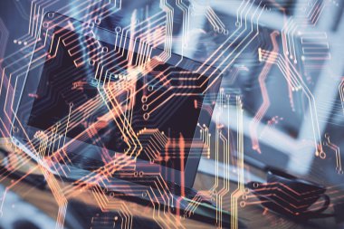 Bilgisayar, teknoloji temalı hologramla birlikte ofiste. Çoklu maruz kalma. Teknoloji kavramı.