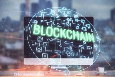 Blockchain temalı holograma ve bilgisayar arkaplanlı masaya çoklu maruz kalma. Bitcoin şifreleme para birimi kavramı.