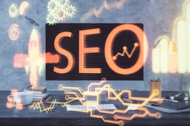 Bilgisayar ve seo çizim hologramı olan çok katmanlı bir tablo. Arama optimizasyon kavramı.