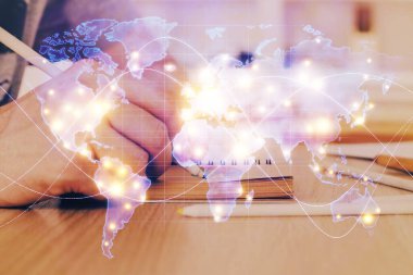 İki kez el ve iş simgeleriyle birlikte not defteri. Uluslararası iş kavramı.