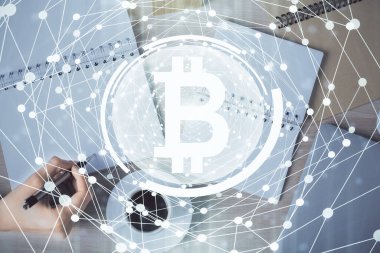 Kripto para hologramı kadının ellerinin üzerinde arka plan yazıyor. Blockchain kavramı. Çift pozlama