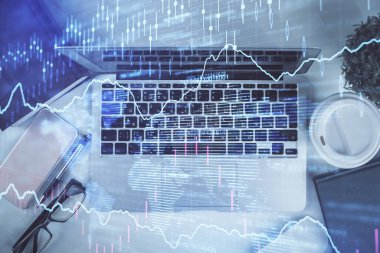 Bilgisayarla birlikte çok sayıda finansal şema çizimi. Araştırma kavramı. Üst görünüm.