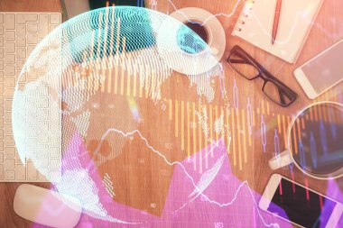 Masaüstü üzerinde telefonlu iki kat mali şema hologramı. Üst Manzara. Mobil ticaret platformu kavramı.