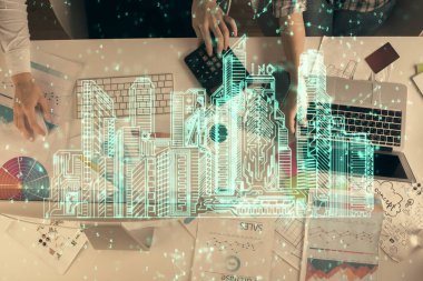 Kadın ve erkeğin birlikte çalışıp hologram çizimlerini çizerken çift pozlama. Akıllı şehir konsepti. Bilgisayar arkaplanı.