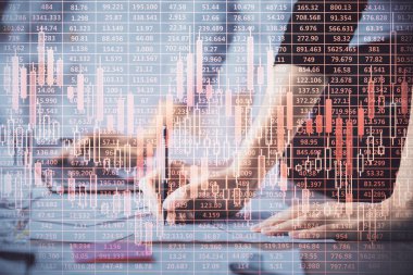 Bilgisayarda ve finansal grafik hologramında yazı yazan kadın ellerine çok maruz kalmış. Borsa analizi kavramı.