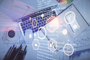 Bilgisayarlı çalışma masası arkaplanının üst görüntüsü üzerinde hologram çizimi yapılan çok sayıdaki veriye maruz kalma. Teknoloji kavramı.