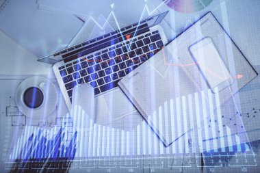 Forx grafiğinin bilgisayar ile masa arkaplanının üzerine çizimi. Finansal araştırma ve analiz kavramı. Üst görünüm.