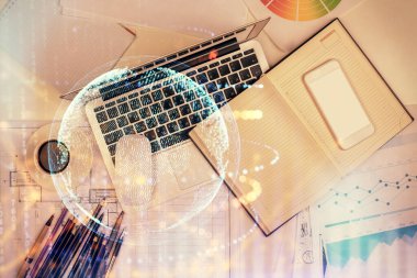 Harita hologramının çalışma masası arkaplanını bilgisayarla çizerken çift pozlama. Uluslararası ağ kavramı. Üst görünüm.