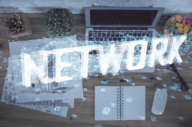 Bilgisayarla üst görünüm çalışma masası arkaplanı üzerinden hologram çizerek veri temasının çifte pozlandırılması. Teknoloji kavramı.